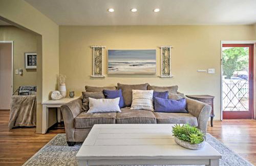 Oceanside Home with Yard - Walk to Beach and Pier - Foto 4