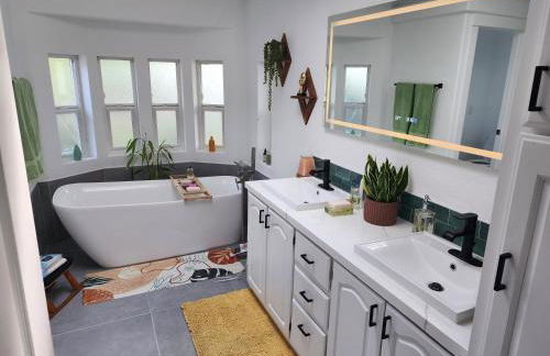 Lux Lakefront Estate, Sandy Beach, Hot Tub, Sauna, Dock, Treehouse & Deck - Foto 12