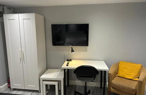 Modern Luxury Private Detached 1 Double Bedroom Studio Apartment - Super Fast Wifi - Foto 5