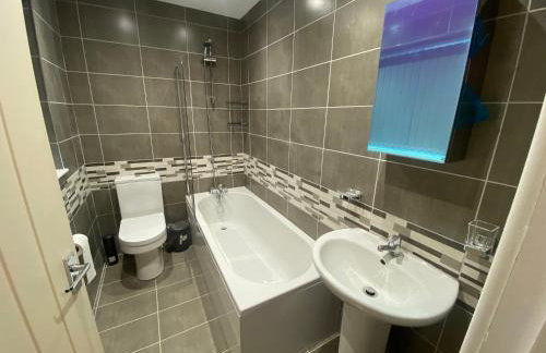 3- Bedroom House -Private Parking - contractors welcome- 2 Min M62 - Foto 9