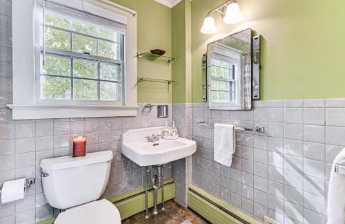 Ambient Manchester Village Abode with Deck and Pond! - Foto 14