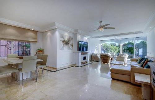 Large Ground Floor Apartment with Private Garden and Beach Access - Photo 24