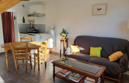 Gîte Volcans - 1-4 pers, au calme à 20 mins de Vulcania, Puy-de-Dôme et Lemptegy, 35 mins du Mont Dore et du Sancy - Foto 1