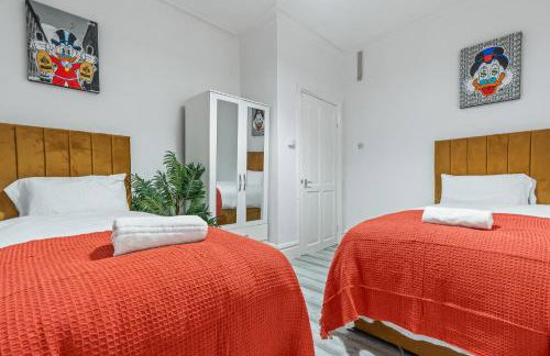 4 Bedroom House in Eccles, Trafford, Manchester - Sleeps 10 - 3 Double Beds - 4 Single Beds - FREE PARKING, Garden & Fast Fibre Wi-Fi - Close to Trafford Centre, MediaCityUK, Salford Quays, and both Old Trafford stadiums - Foto 3