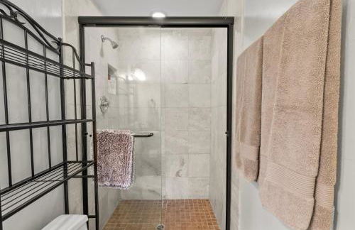 26' SUNDECK OCEAN Panoramic VIEWS with AC Fast WiFi -902Mbps - Foto 29