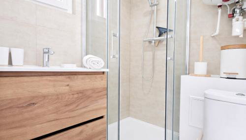 5 Mins to Train Station - Paris & DisneyLand - Cosy des Reves Villiers - Foto 2, towels, Shower