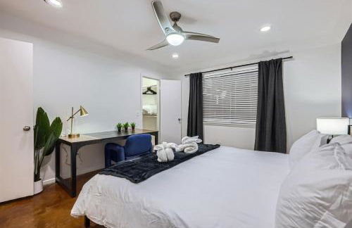 Your Walkable King Bed Getaway - Sleeps 4 - Pool Pkg - Foto 25