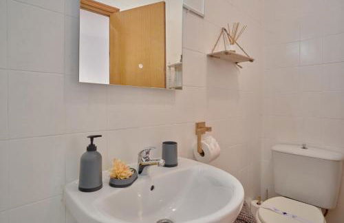 Sunny Coastal Retreat with Pool & Terrace - Foto 27