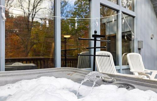 Wooded Chalet w Hot Tub & Indoor Pool, Gym Access - Foto 45