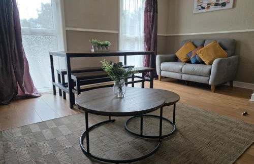 3BR House with Parking 10 Mins to Airport Sleeps 6 - Foto 14