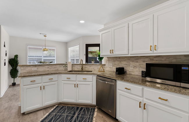 High End Home w Pool Hot Tub Gameroom - Photo 14