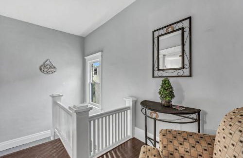 Renovated Main Floor Large 3 Bed House - Photo 12