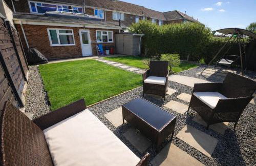 Spacious 5BR Home with Garden, Games & Parking Near Heathrow Windsor - Photo 11