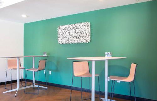 Chic East Side 1BR Apt with Balcony, Pool, and Gym - Foto 24