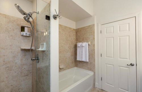 The Lumber Baron's Mansion: 2 King Suites, 2.5BA + Gym - Foto 3