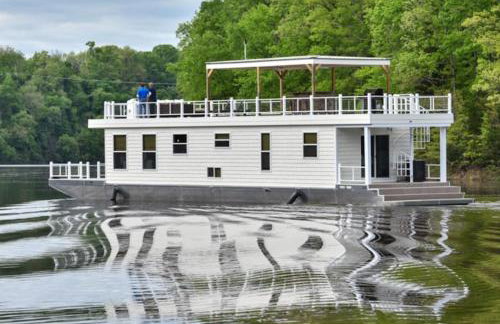 Cream Houseboat 4 Bedroom - Photo 2