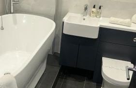 Sleeps 7, entire apartment,with restaurant next door - Foto 11