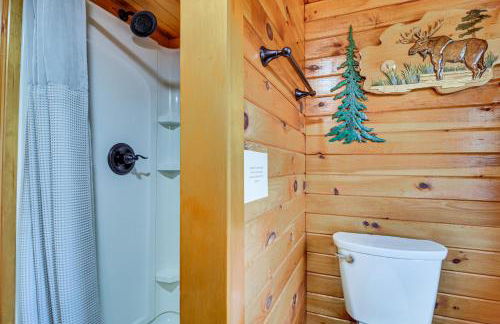 Woodsy Beaver Cove Cabin with Deck and Fire Pit! - Foto 17