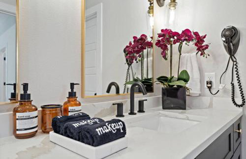 Black House - Downtown Elegance with HotTub and King Beds - Photo 17