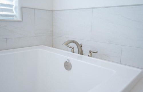 Game Room! Rooftop Deck! Sleeps 11 - Photo 25