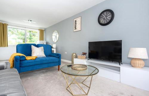 Beautiful Orpington Home w Pool Table and Driveway - Photo 21