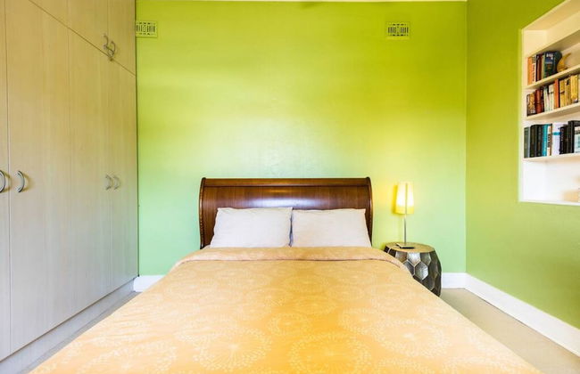 Beautiful 2 Story Manor Close to Beach and all - Foto 14