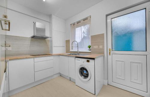 3 Bedrooms Homely House in Motherwell Sleeps 8 comfortably with 6 double beds Near Glasgow Edinburgh Free Private Parking Business Travellers Contractors Holiday Goers Near all Major transport links - Foto 11