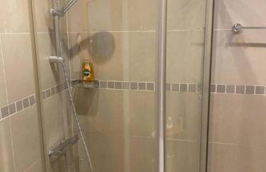 Stunning Studio2, Banstead with free off st parking - Photo 6
