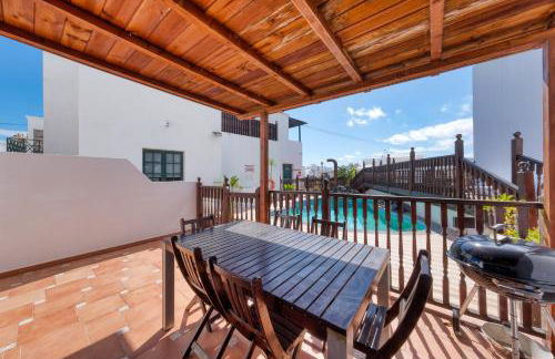 Casa Hibiscus - Shared Pool and BBQ - Close to Seafront Promenade By Lanzarote Vacation Homes - Foto 3