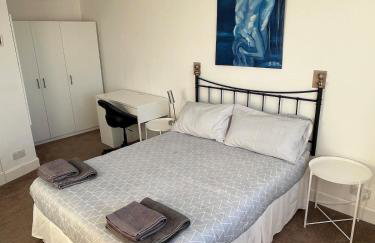 Spacious 2 bedroom flat nearby train and bus station - Foto 27