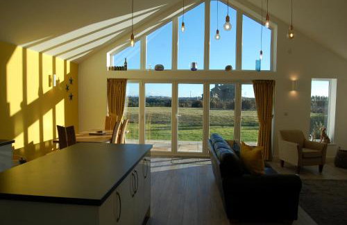 Beautiful, Modern Villa 5 mins walk from the Stunning Bay at Trearddur - Photo 1