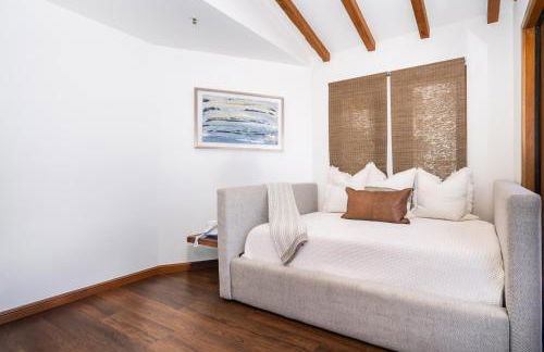 10-Star Property! Premium Ocean Views, Immaculate Corner Condo with Fireplace, New Golf Cart - Foto 12