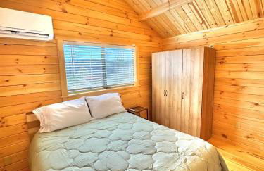 1 Bedroom Log Cabin on Lake James-Private Resort Amenities - Foto 7