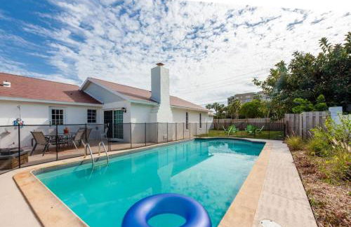 Large pool home and blocks away from the beach - Foto 1