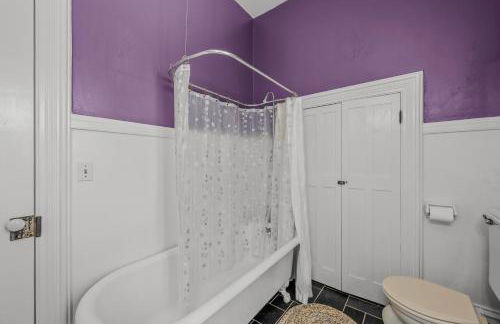 The Manor - Historic Mansion, Wifi, Covered Porch, Screen Porch, King Bed, Walk to Spas, Shops & Restaurants - Foto 51