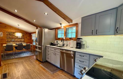 Lakefront Cabin with Hot Tub, Views & Fireplace - Foto 7