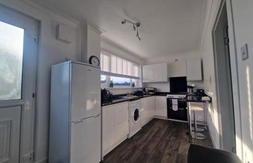 Cozy Shotts House with 2 Bedrooms - Photo 9