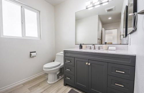 Spacious home with pool, fireplace, outdoor deck - Foto 21