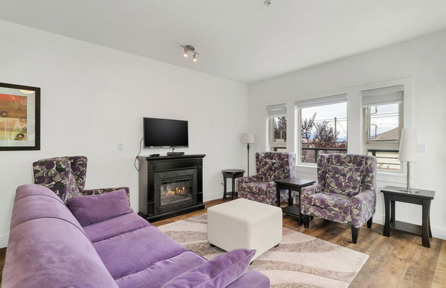 Stylish Urban Retreat 2BR Condo - Photo 20