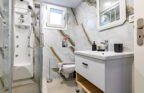 Blissful Residence with Pool by 8essentially - Foto 32