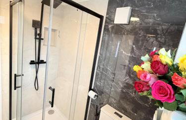 Bright Modern Apartment - Photo 11