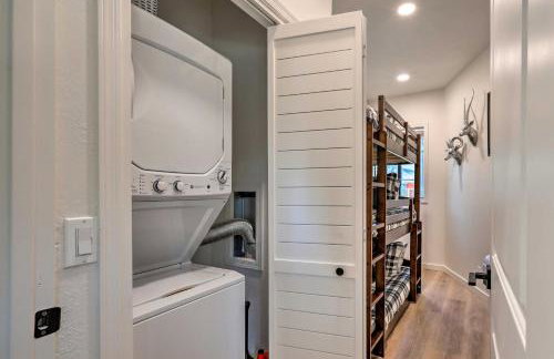 Wraparound Deck and Poker Room Cabin in Munds Park - Foto 21