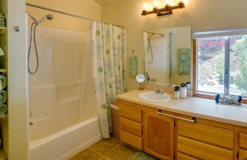 Peaceful Pines Running Springs Home with 3 Decks - Foto 13