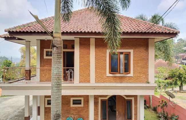 Villa Yustisia Curug 7 Cilember - Foto 1