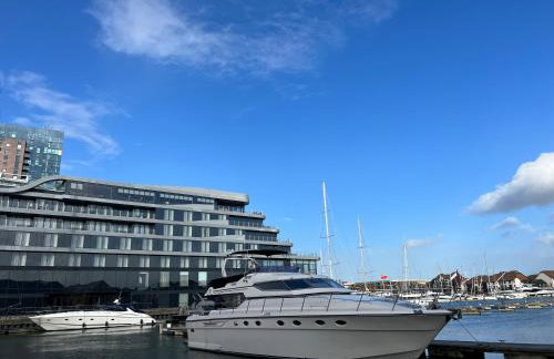 SUPERYACHT ON TOWN QUAY MARINA, SOUTHAMPTON - Very close to city centre and cruise terminals - free parking included - Foto 1