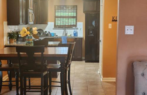 4BR 2BA Family Home On a Lake - Foto 18