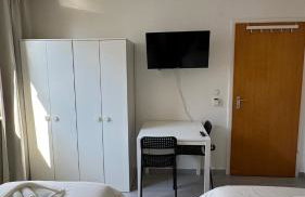 DUTTI'S HOME - Apartment A l 2 rooms l 4 Beds l TV l WIFI l Kitchen l Parking l Autobahn - Foto 17