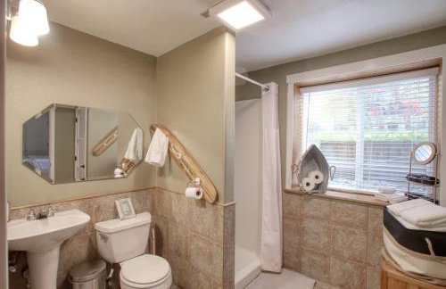 Twin Lakes Waterfront Retreat with Private Dock Fire Pit And Family Friendly Space - Foto 37