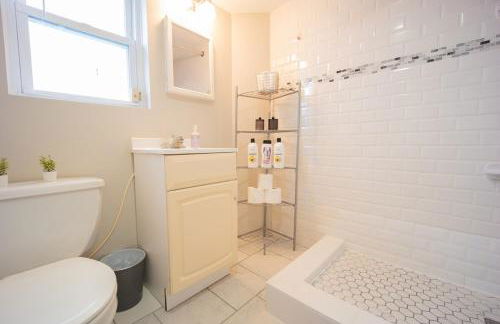 Bright 3bed basement with backyard & free parking - Foto 25