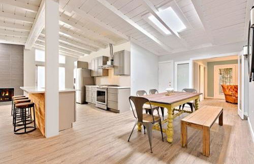 Shores Perfection - Spa, AC, Pet Friendly, Parking, Fire Pit & Massive Private Yard! - Foto 9